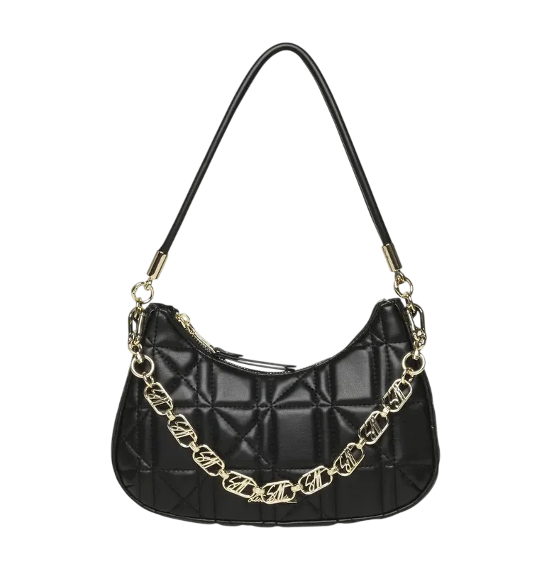 Bolso acolchado negro con cadena dorada y un teléfono asomando